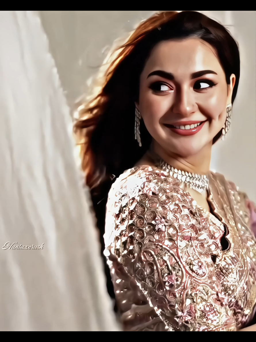 Queen of hearts ♥️ . . . #foryoupage #edit #trending #haniaamir #foryou @Hania Aamir 