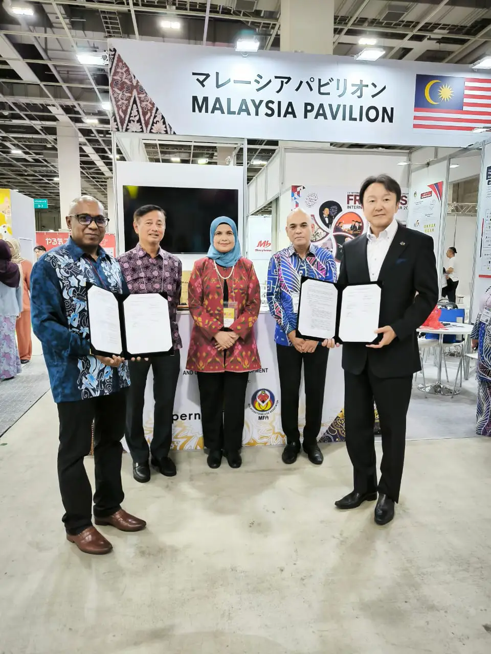 YBhg. Datuk Saidatu Akhma binti Hassan, Timbalan Ketua Setiausaha (Pembangunan Keusahawanan) KUSKOP mengetuai Misi Perdagangan Francais bersempena Franchise Expo Osaka 2025 (FRAX 2025) mulai 27 hingga 29 Ogos 2025 di INTEX Osaka, Jepun. Misi yang dijayakan oleh Kementerian Pembangunan Usahawan dan Koperasi (KUSKOP) dengan kerjasama Perbadanan Nasional Berhad (PERNAS) dan Persatuan Francais Malaysia (MFA) ini merupakan kesinambungan kepada usaha strategik dalam meneroka pasaran antarabangsa selepas kejayaan Misi Perdagangan Francais ke China sempena China Franchise Expo 2025 yang lalu.  FRAX 2025 melibatkan 8 syarikat francais terkemuka Malaysia dalam usaha mempromosikan jenama tempatan ke pasaran Jepun serta meneroka peluang pengembangan perniagaan di rantau Asia Timur.  Agenda turut merangkumi sesi perbincangan meja bulat bersama Japan Franchise Association (JFA) serta program kerjasama dengan Kumon yang merupakan salah satu jenama francais pendidikan terbesar di Jepun.  #KUSKOP #TaatSetia #WeMakeItHappen #MADANIBekerja #DKN2030  