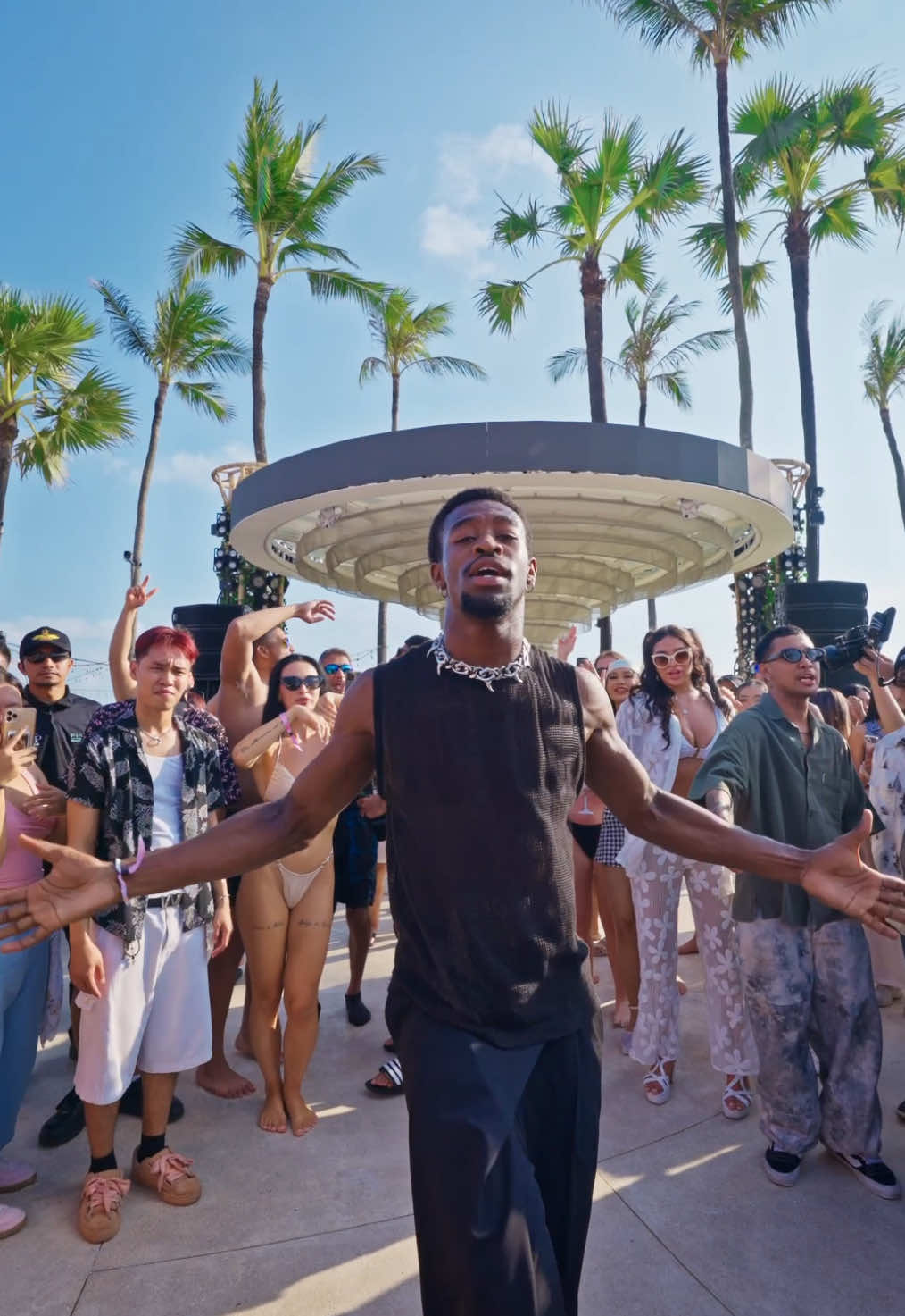 Sharing my passion for dance with a crowd like this is the ultimate feeling. Nothing beats connecting with people through pure movement. Thanks for the energy Bali ! @FINNS Beach Club    #Ad