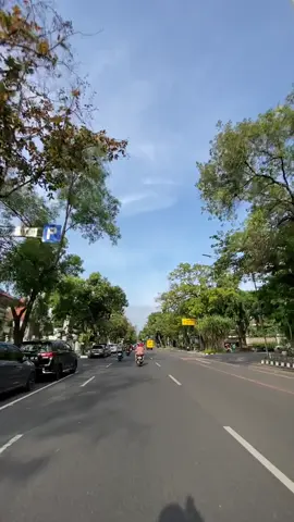 “Motoran pelan, lagu pelan, tapi hati penuh✨🌷🦋—terima kasih Solo Raya udah jadi pelarian paling damai.” #NaikMotor #SoloVibes #RidingTherapy#solo 