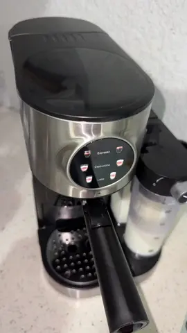 Si estás dudando en ordenarla, esta es tu señal para hacerlo 😍 yo tengo la cafetera cara, porque SI, yo soy amante del café, y te digo que no tiene nada que envidiarle. El café sale bien caliente, y la leche también. Súper buena!!!  #cafetera #cafe #cafecito #cappuccino #parati 