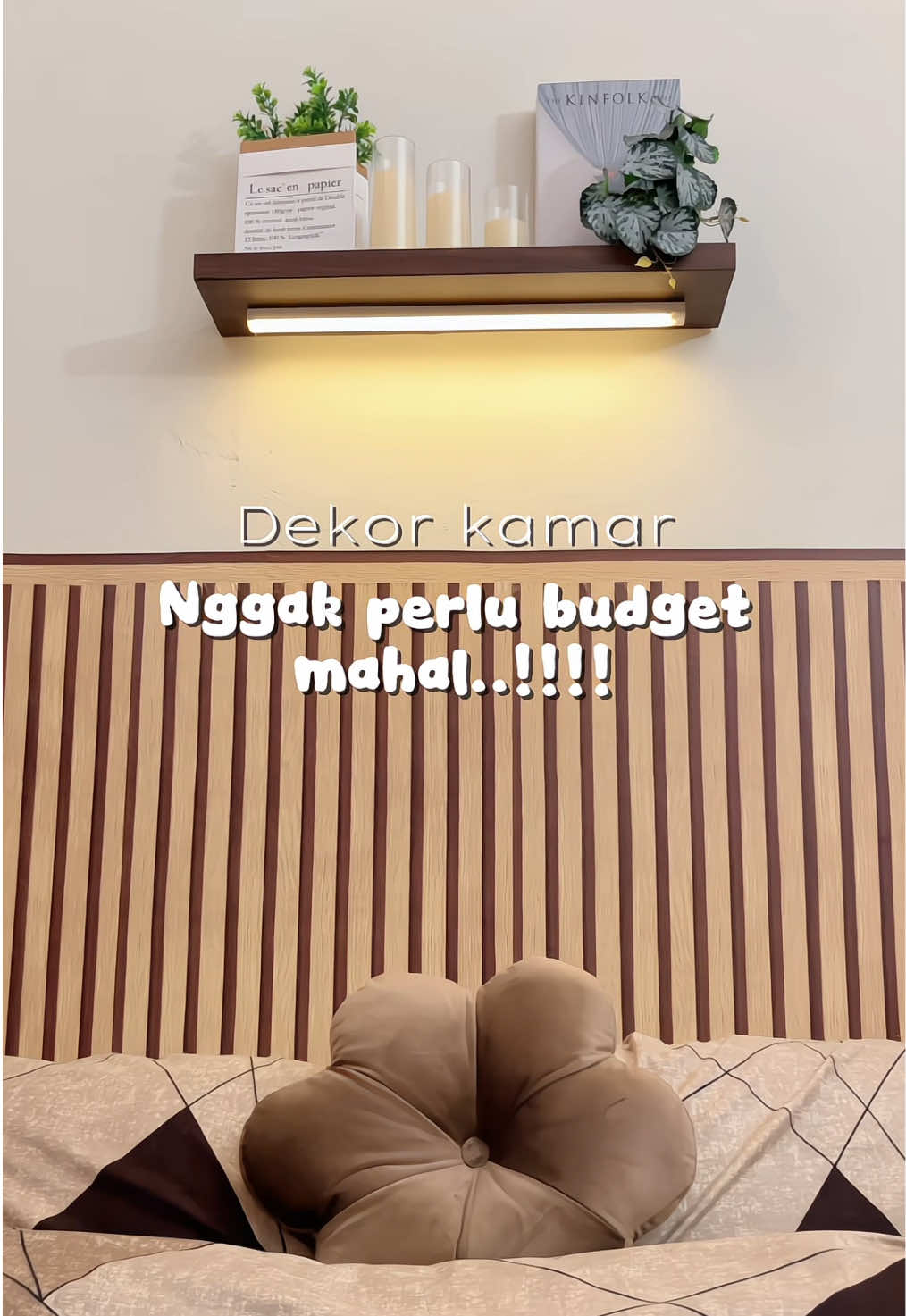 Membalas @kayla.nadhifa898 dekor kamar pake wallpaper dinding motif salur #wallpaperdinding #dekorasikamar #dekorkamar 