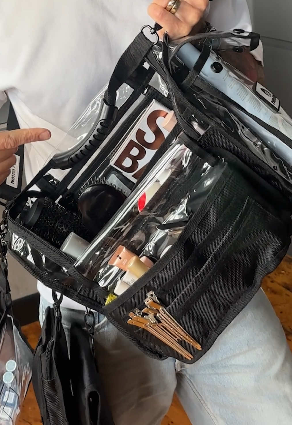 Hey hey, what’s that bag? 👀” It’s the MY SET BUDDY 🎉 Your on-set essential for keeping everything organised, pro, and within reach. ✨ And guess what? It’s 25% OFF in MY BIG SUMMER SALE ⏰ Ends 31st August. #mykitco #makeupbag #makeupartists 