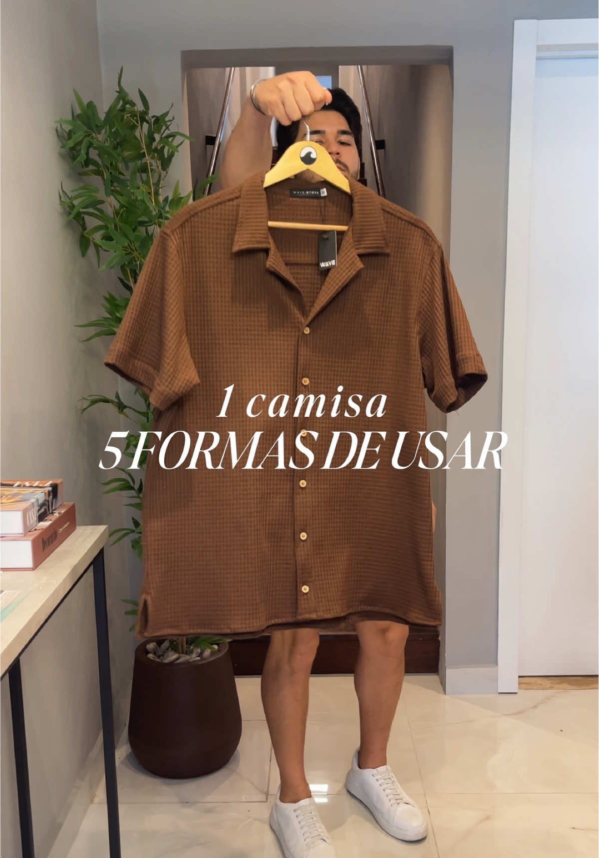 Uma peça, infinitas combinações.🔥 Nossa camisa waffle marrom é o tipo de item que vai do básico ao sofisticado dentro do universo casual🤌🏼 ✅ Versátil: combina com diferentes estilos e ocasiões ✅ Confortável: tecido macio e caimento perfeito ✅ Estilosa: textura waffle que foge do óbvio Do jeito que você quiser, do jeito que seu dia pedir. Agarre a sua em nosso site ou WhatsApp | Link na Bio 📦| Envios para todo o BRASIL . . . . #dicademoda #dicadelook #lookmasculino #ideiadelook #roupasmasculina   