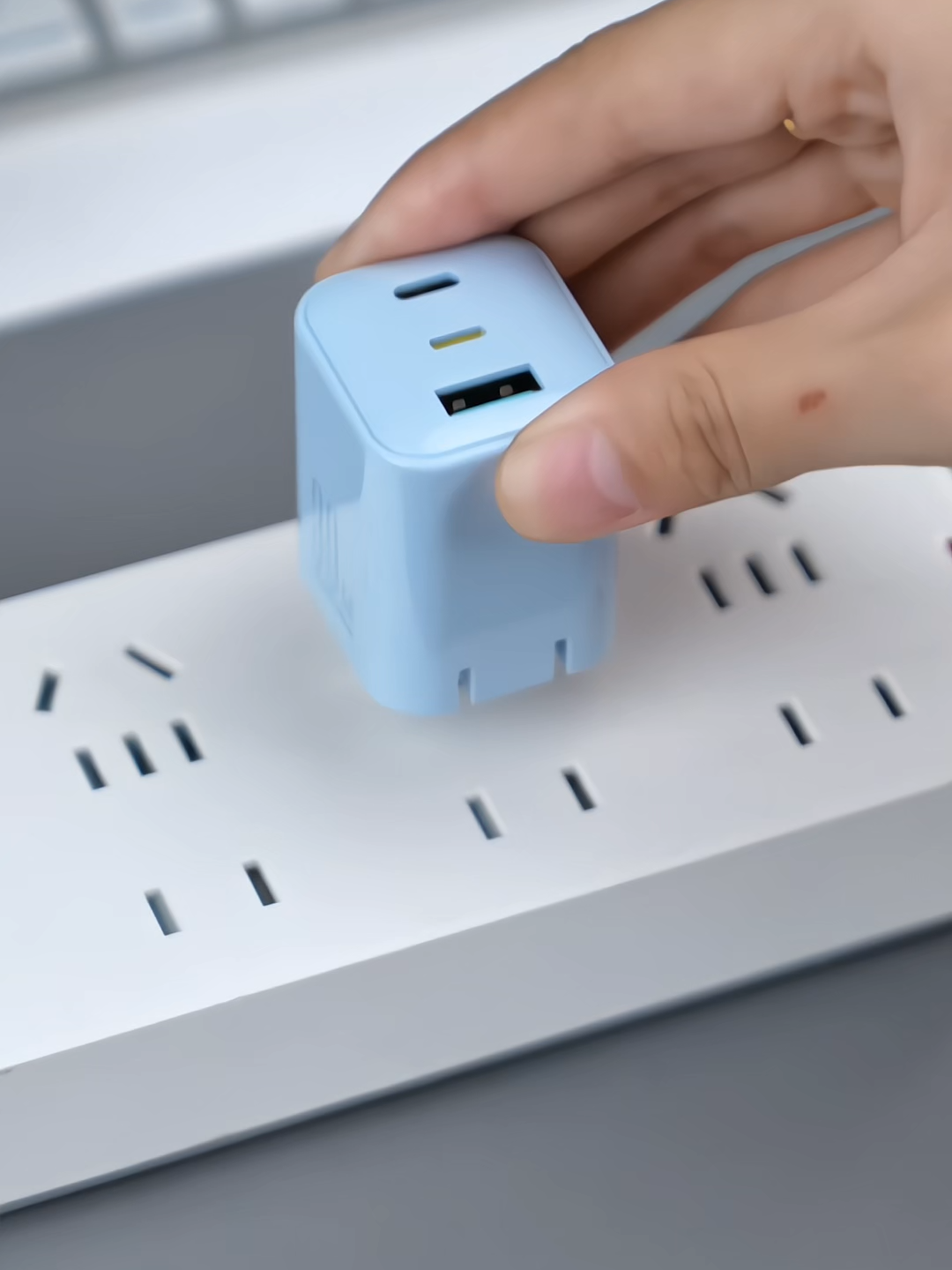 Bộ sạc nhanh 3 cổng Joyroom GaN 30W, thiết kế 2 cổng chuyển đổi tiện lợi, có thể sạc cho nhiều loại thiết bị khác nhau, chân cắm gấp gọn dễ dàng mang theo #sacnhanh #sacnhanhiphone #bosacnhanh