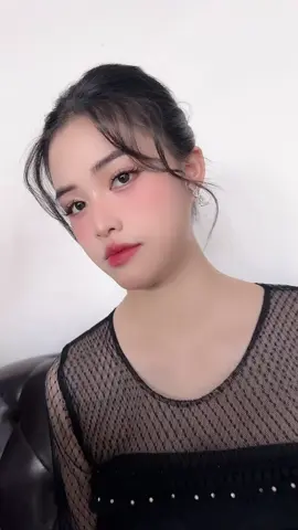 “Con gái ai cũng xứng đáng được xinh đẹp 💕 Một layout makeup phù hợp sẽ giúp bạn tự tin hơn rất nhiều 🌷 👉 Nhận makeup: tiệc – kỷ yếu – cưới hỏi – sự kiện Inbox ngay để được mình biến hoá nha ✨”