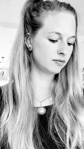 Mein Wandel hat 2020 begonnen und ist noch nicht abgeschlossen. Diesen Sommer bin ich Gott sei Dank auf die tolle @Java Castoria| Queen of Energy gestoßen und habe mit ihr und ihrem Partner erfolgreich das Aphrodite Paket gestartet. Leute - binnen weniger Tage hat sich wieder etwas getan!!! Ich stehe für mich ein, ich verwirkliche meine Träume. ✨ „Alles ist Energie und Energie lügt nicht!“ #seelenarbeit #javacastoria #wandel #träumeverwirklichen 