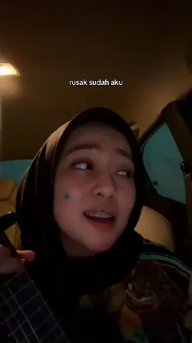 kadang kita terlalu jauh melangkah, sampai lupa bahwa berhenti pun bisa jadi jawaban. yha🤷‍♀️