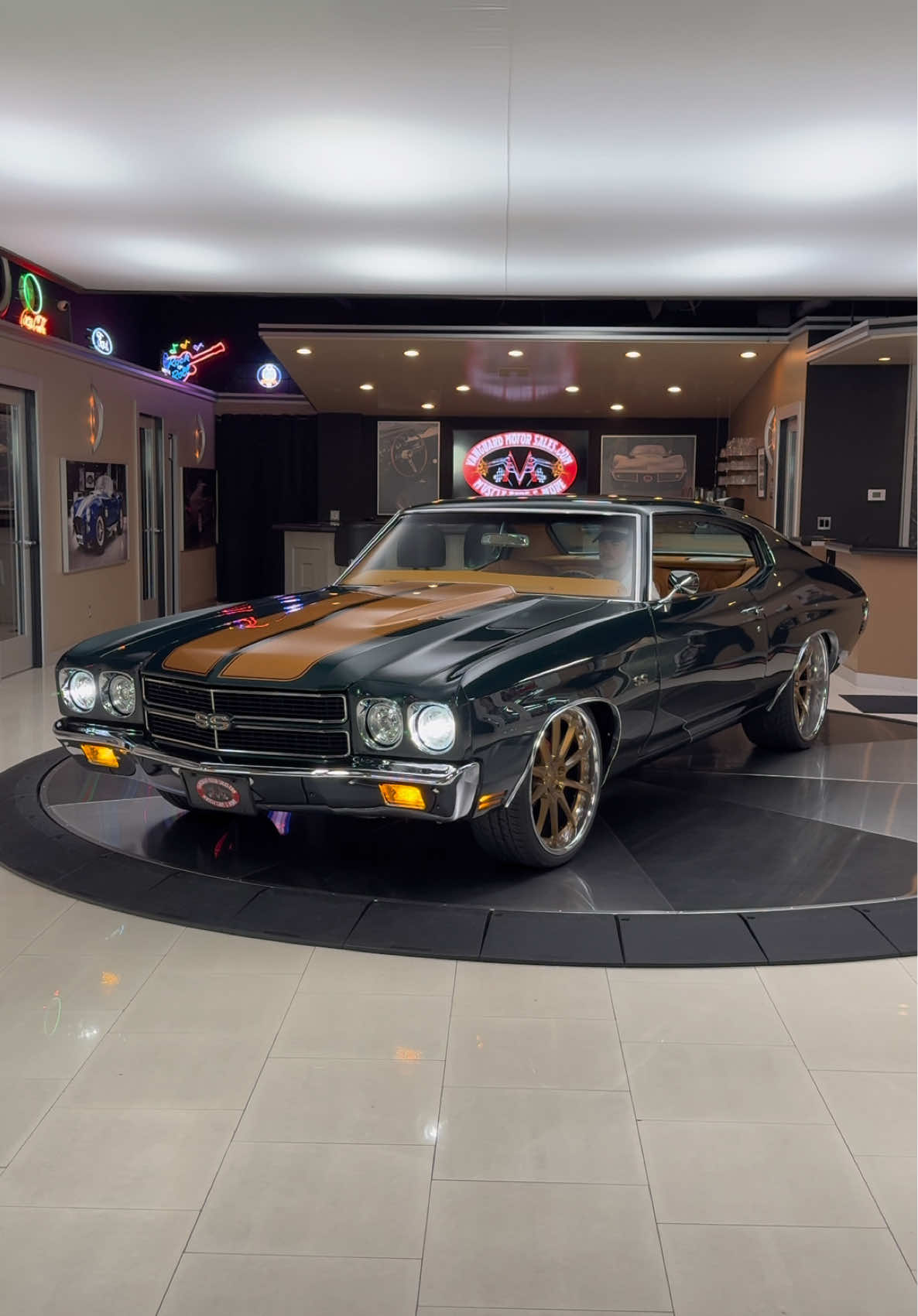 Old-School curves paired with New-School power. This ’71 Chevelle Restomod means business 😎🔥