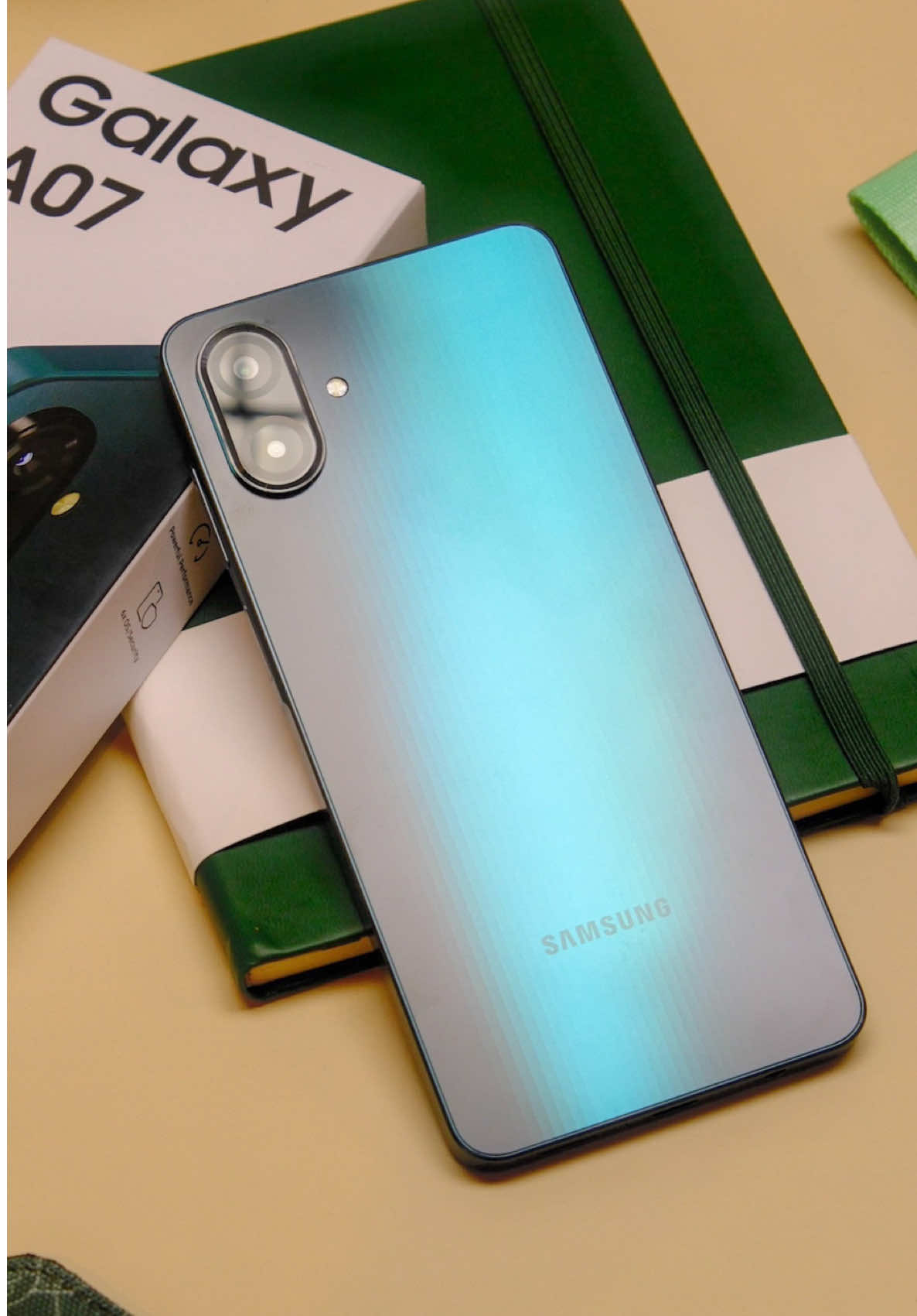 HP 1jtan dari Samsung pake UFS! Galaxy A07 ini ada upgrade mulai dari lebih tipis *dikit banget, chipset Helio G99, Storage UFS, batre 5000mAh dan 25W Charging, rating IP54 dan finisihing warna yang shining shimmering splendid. Saran kalo mau beli gas sebelum 30 september bakal dapet charger dan promo lain seharga 700rban!👌 #SamsungA07 