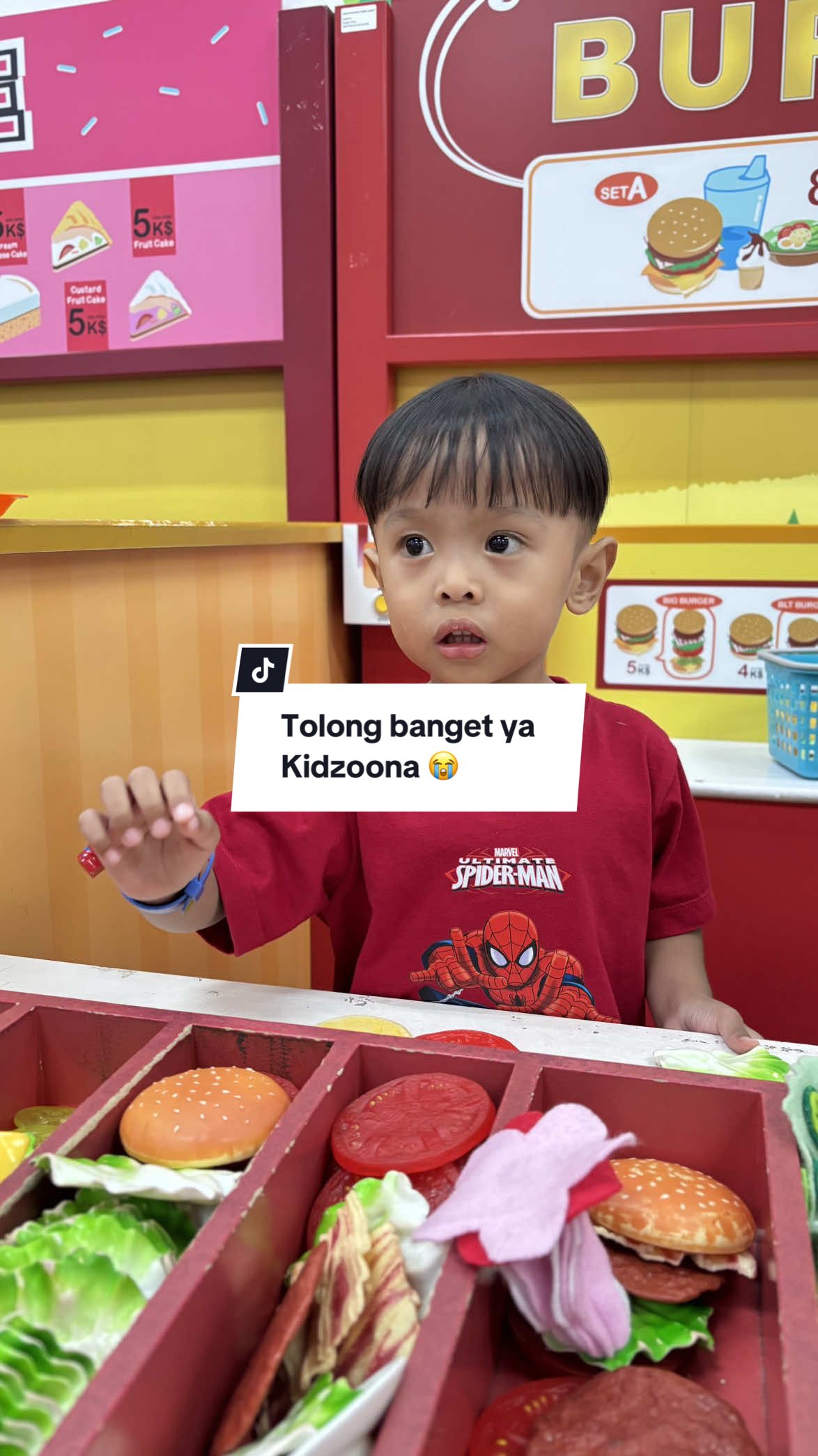 Tolong banget ya Kidzoona Grand Galaxy Bekasi!!! Ini anak saya maunya main sampe Subuh 😭😭😭 #kidzoona #grandgalaxypark #bekasi #playground #toddler