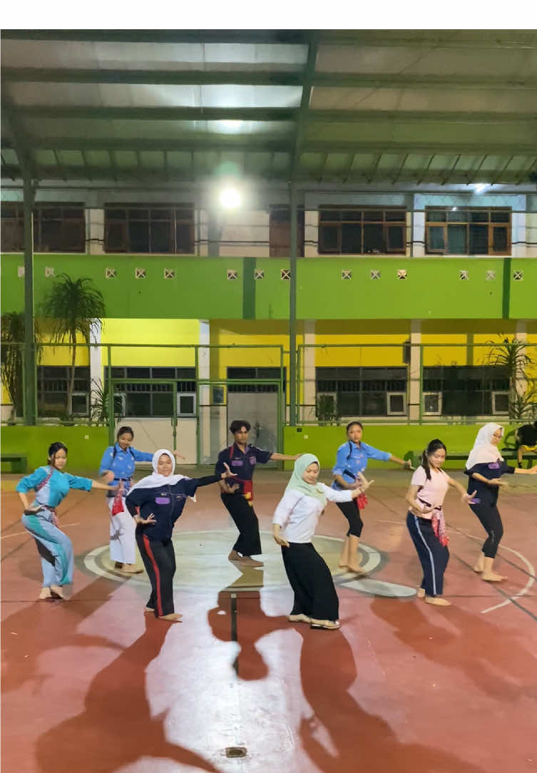 Momen yang akan slalu dirindukan ~ after ekskul menari anak2 selalu request ngontenn bareng 💃🏼✨ #kontentari #trendtari #ekskultari #gurutari 