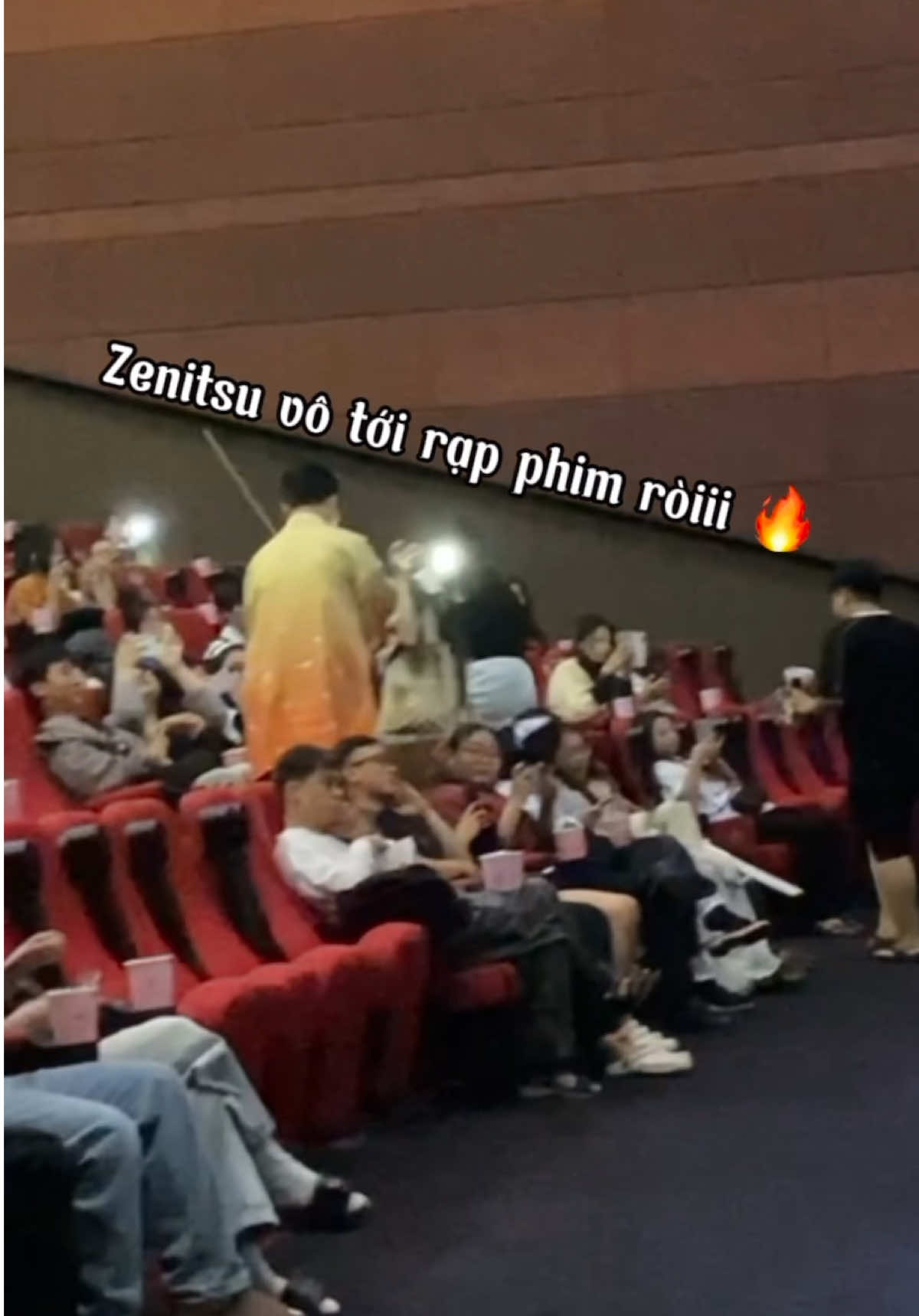 Zenitsu bất ngờ xuất hiện trong buổi Fan Screening Thanh Gươm Diệt Quỷ cùng đồng đội 🎻🎹🥁 👉 Bạn nhận ra “sít rịt” này chưaaa? Piano: @Chú Lâm - PianoMan 🎹 Cajon: @Nguyễn Sơn Cajon 🥁 Rạp: @Lotte Cinema 📽️ #lephuc #thanhguomdietquy #kimetsunoyaiba #fyp #xuhuong 