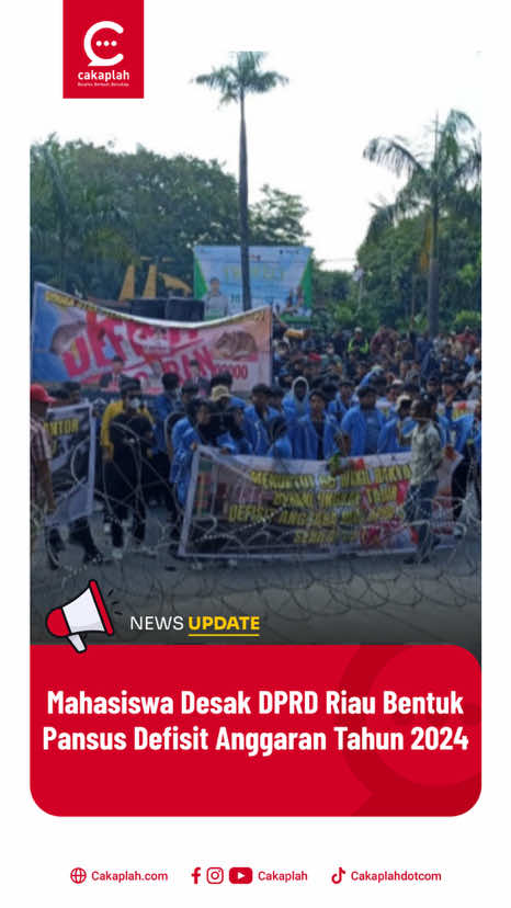 Ribuan mahasiswa Riau menggelar unjuk rasa di Depan Gedung DPRD Riau, Rabu (27/8/2025). Mereka meminta agar DPRD Riau membentuk Panitia Khusus (Pansus) terkait defisit anggaran yang terjadi pada tahun 2024 lalu. Pasalnya, ada sekitar Rp1,7 triliun defisit anggaran Provinsi Riau yang terjadi tahun 2024 lalu. Akibatnya, banyak infrastruktur Riau yang terbengkalai dan tak terawat. Ketua GMNI Riau Teguh Azmi dalam orasinya menyampaikan, untuk menjawab permasalahan defisit anggaran tersebut adalah pembentukan Pansus oleh DPRD Riau. Melalui Pansus, maka akan terkuak apa saja yang terjadi dalam penyelenggaraan APBD 2024 lalu. 