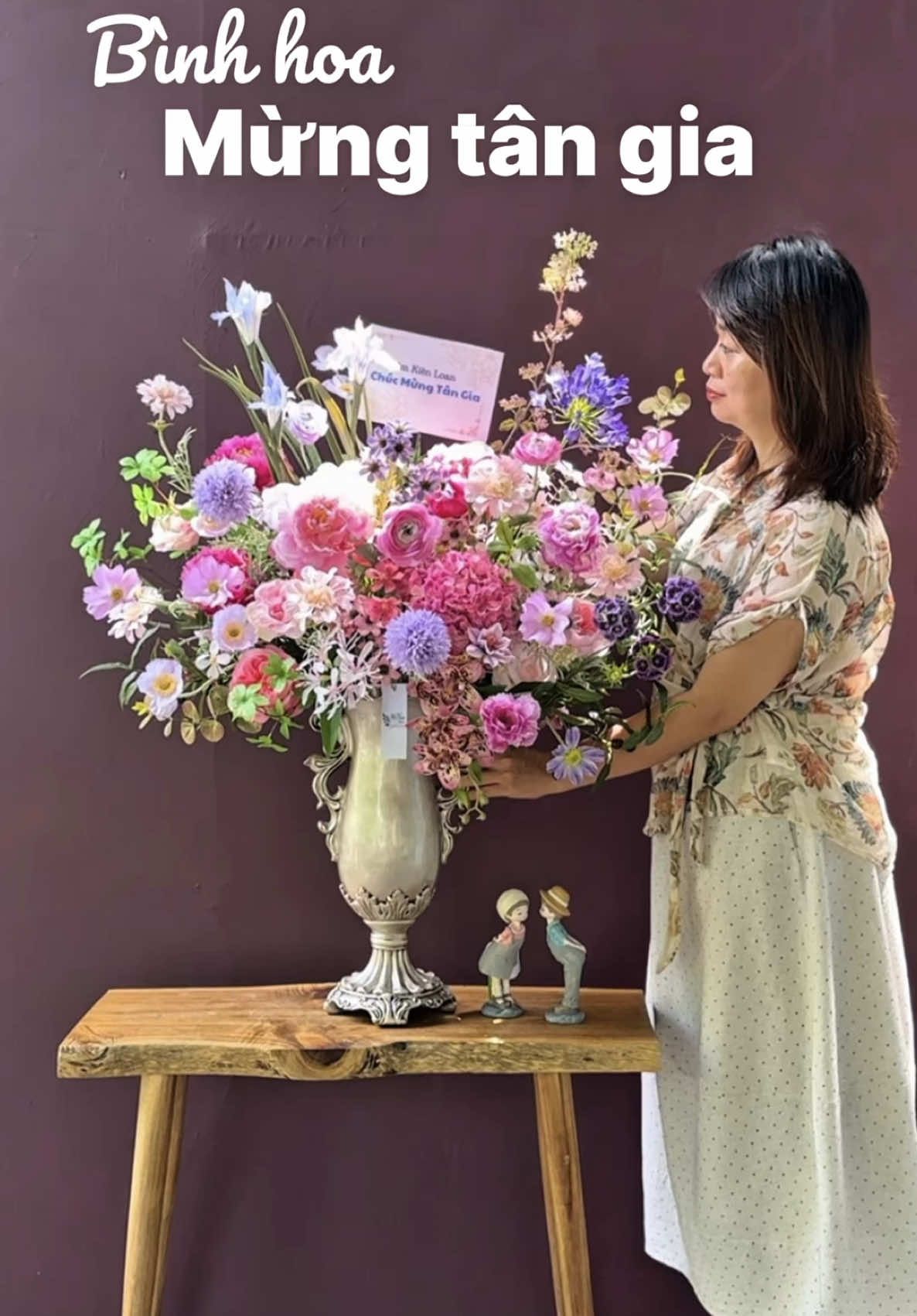 Đi mừng tân gia. Thay vì tặng lẵng hoa tươichơi được 3 ngày. Hãy tặng một bình hoa lụa chơi được 3 tới 5 năm. Vừa là hoa chúc mừng vừa là món quà decor cho nhà mới. Thật tiện lợi và tinh tế biết bao #hoaluacaocap #methaoflower #dcgr #hoccamhoamoshopchuyennghiep #xuhuong 