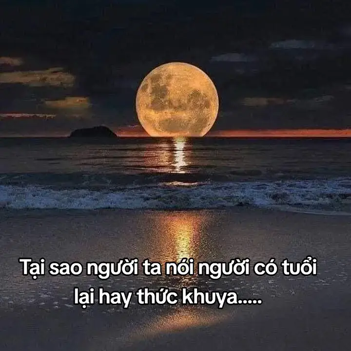 Thức khuya đôi khi nghĩ về cuộc đời, nghĩ về con cái và nghĩ về chính bản thân mình. Gia đình nào cũng vậy, con thì có đứa nghèo có đứa khá cũng có đưa còn long đong, có đứa ở xa quê... Thương con thì thuong tất cả, thấy đứa nào còn khổ còn không hạnh phúc thì làm sao ngủ được  Nên đôi khi người có tuổi thức không phải chỉ là thói quen, mà thức vì mỗi một chữ lo, mà đôi khi già rồi lực bất tòng tâm.....