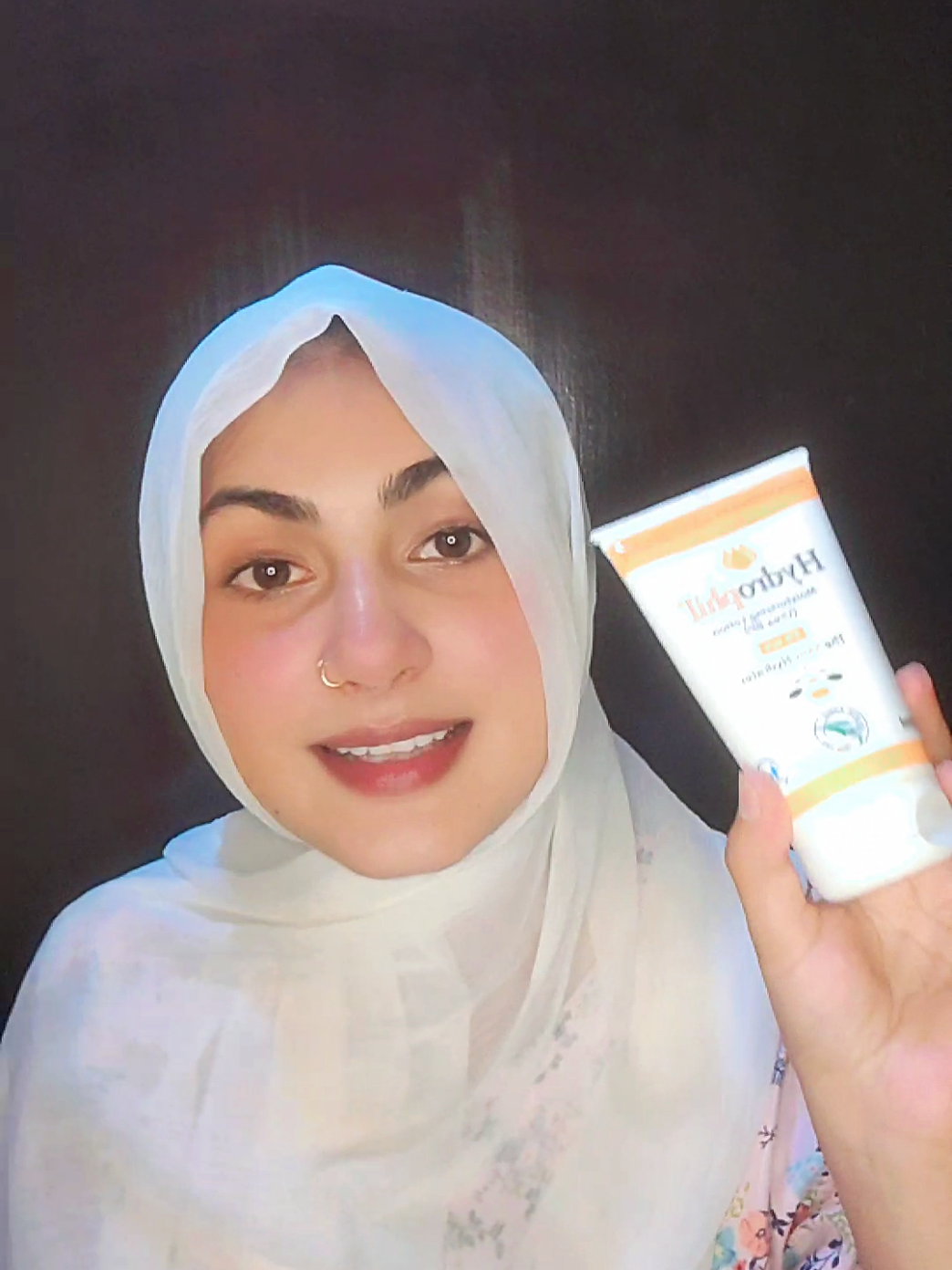 🌸 Strawberry Legs ka Asal Solution! ✨ Hydrophil Lotion 10% Daraz search code: $b7kmu$ Apki legs shave ya wax k baad black dots aur rough texture ki wajah se “strawberry legs” jesi lagti hain? 🥺 Don’t worry, iska simple aur dermatologist approved solution hai → 10% Urea Cream/Lotion ✨ Urea skin ka game changer hai because: ✅ Ye dead skin gently remove karta hai (keratolytic effect). ✅ Pores unclog karta hai jisse dark dots gradually fade ho jate hain. ✅ Deep hydration deta hai → skin banti hai soft, smooth & even. ✅ Regular use se legs ka texture improve hota hai aur shine karta hai 💕 💡 Tips for Best Results: 👉 Shave/wax ke baad apply karein taake pores clog na ho. 👉 Rozana legs pe use karein 4–6 weeks tak. 👉 Week mein 2–3 dafa mild exfoliation bhi karein for extra smoothness. ( you can use salicylic acid or glycolic acid for exfoliation ) You deserve no dryness, no strawberry legs and no crack heels. 🍓✨ #StrawberryLegs #bodycare  #UreaCream #fyp #Hydrophil 