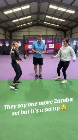 You think you’re in charge… but the girls had other plans 👀😂 #J#JustOneMoreSetF#FealefitG#GymTokF#FitnessFunG#GymLife       