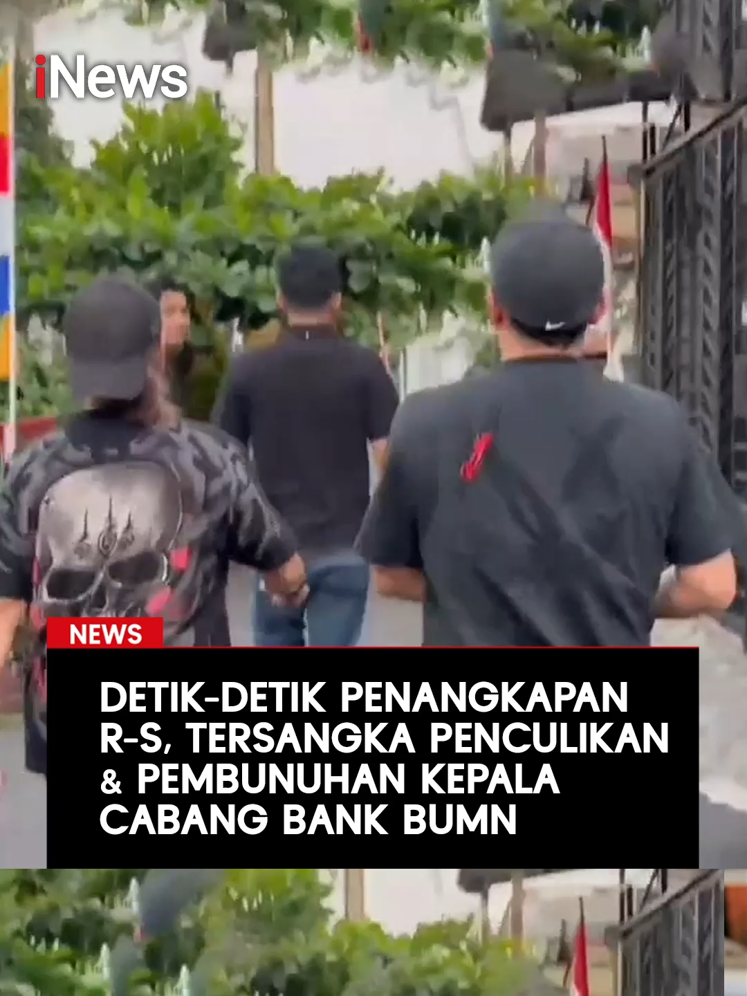 Tim gabungan Subdit Jatanras Ditreskrimum Polda Metro Jaya bersama Satreskrim Polrestabes Semarang menangkap R-S, satu dari 15 pelaku kasus penculikan dan pembunuhan terhadap Muhammad Ilhan Pradipta, Kepala Cabang Bank BUMN di Cempaka Putih, Jakarta Pusat. Penangkapan dilakukan setelah polisi melakukan penggerebekan di rumah tersangka di Candisari, Semarang, namun tidak menemukannya. Pengejaran kemudian berlanjut hingga ke Desa Sendangrejo, Kecamatan Ungaran Barat, Kabupaten Semarang, Jawa Tengah, pada 24 Agustus 2025. R-S diketahui memiliki peran penting dalam kasus ini, yakni menyediakan tim pemantau yang mengikuti aktivitas korban, serta menyiapkan tim teknologi informasi untuk mendukung aksi para pelaku. Saat ini, R-S bersama 14 pelaku lainnya tengah menjalani pemeriksaan intensif di Subdit Jatanras Polda Metro Jaya. Polisi terus mendalami peran masing-masing tersangka untuk mengungkap motif serta jaringan yang terlibat dalam aksi penculikan dan pembunuhan ini. #Kriminal #PoldaMetroJaya #Semarang