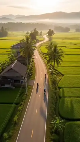 Keindahan matahari terbit di desa selalu menghadirkan ketenangan yang sulit tergantikan. #KeindahanAlam #MorningVibes #PagiIndah #RinduDesa