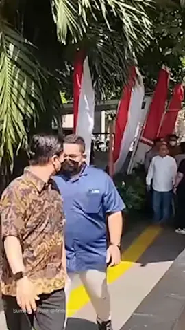 Irit Bicara, Bupati Pati Sudewo Diperiksa KPK Terkait Dugaan Suap Proyek Kereta Bupati Pati Sudewo datang ke Gedung Merah Putih KPK pada Rabu, 27 Agustus 2025 untuk menjalani pemeriksaan sebagai saksi dalam kasus dugaan suap proyek pembangunan dan pemeliharaan jalur kereta api di lingkungan DJKA Kemenhub. Mengenakan Batik cokelat dan masker biru, Sudewo tiba sekitar pukul 09.00 WIB bersama sejumlah orang. Saat ditemui awak media, Sudewo memilih irit bicara dan menyatakan kehadirannya sebagai bentuk memenuhi panggilan penyidik. Sebelumnya Sudewo sempat absen saat pemanggilan KPK pada Jumat pekan lalu. #dikasihinfo #fyp #beritaterkini