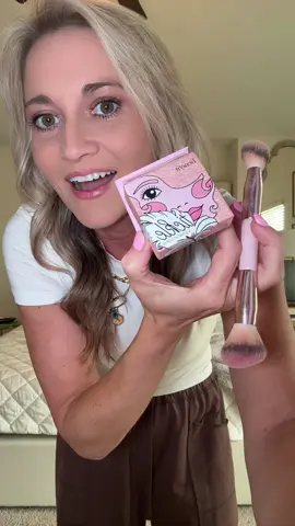 This shimmer is insane!! #benefit #shimmer #cheekhighlight #highlighter 
