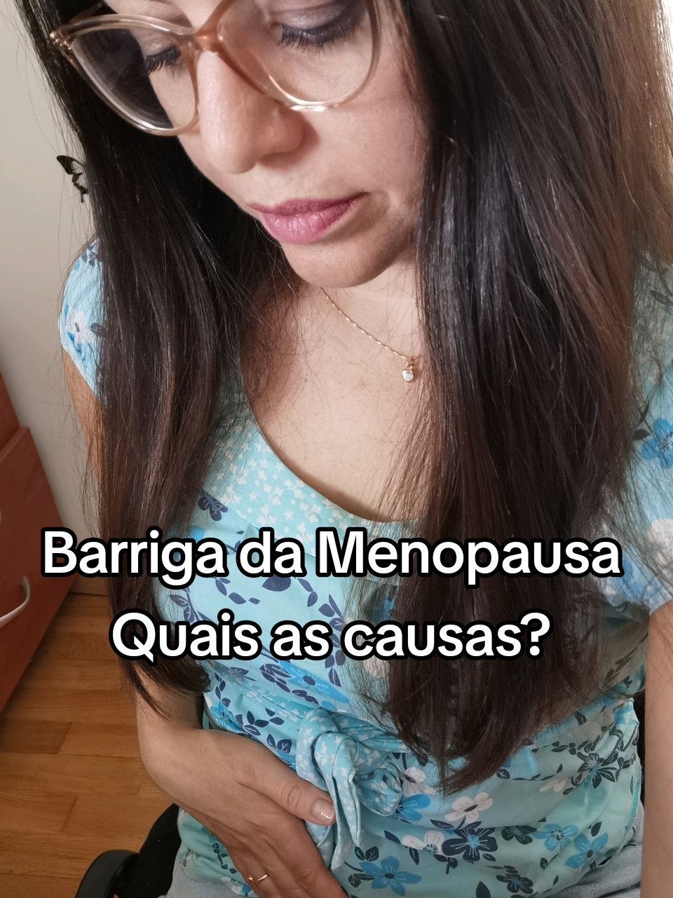 👉A sua barriga também aumentou com a transição para a menopausa? Sente a barriga a aumentar como um balão?  👉 A famosa “barriga da menopausa” não aparece por acaso… Na verdade, começa logo na perimenopausa, quando ocorrem alterações hormonais e metabólicas que favorecem o ganho de gordura abdominal. ⚡ Conhecer as causas é o primeiro passo para agir! Salve este vídeo e partilhe com quem precisa desta informação. Siga-me para eu poder ajudar! #menopausaleve #menopausa #perimenopausa #barrigadamenopausa #equilibronatural 