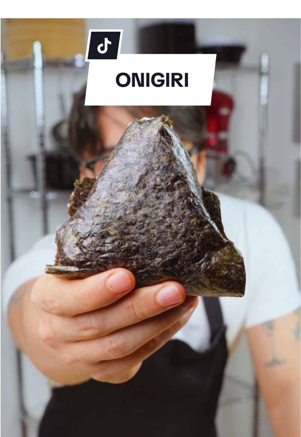 Onigiri Arroz japonês 1 xícara (200g) arroz japonês 1+1/2 xícara (360g) água Sal a gosto Recheio de atum 1 lata (120g) atum em lata sólido ao natural 3 colheres de sopa (45g) maionese light 1/4 colher de chá (1,25g) vinagre de arroz OU outro branco 1/2 colher de chá (2,5g) mostarda dijon OU karashi 1/2 colher de chá (2,5g) molho de pimenta tabasco 2 colheres de sopa (6g) cebolinha picada 1/4 colher de chá (1g) hondashi (opcional) Onigiri 100g arroz japonês cozido 2 colheres de sopa recheio de atum Arroz Japonês 1. (Opcional) Lave o arroz pelo menos 5 vezes, trocando a água OU deixe arroz de molho na água por até 12 horas e descarte a água do molho. 2. Em uma panela em fogo médio, adicione o arroz, água e sal. Traga a água até a fervura. 3. Após fervida, mexa o arroz delicadamente, tampe a panela e cozinhe no fogo mínimo até o arroz amolecer. (aproximadamente 10 minutos). 4. Desligue o fogo e mantenha a panela tampada por 10 minutos. 5. Deixe o arroz entrar em temperatura ambiente antes de usar. Nota: Cada arroz de sushi é levemente diferente, use as medidas dessa receita como uma base, e na próxima vez que fizer, ajuste as medidas caso tenha sido muita ou pouca água. Recheio de atum 1. Misture todos os ingredientes e reserve. Onigiri 1. Umedeça as mãos em água, pegue uma pequena quantidade de arroz (cerca de 1/4 de xícara) e modele em uma esfera. 2. Faça um buraco no centro da bola de arroz e coloque cerca de 2 colheres de sopa do recheio de atum. 3. Feche o buraco e modele o onigiri em formato de triângulo ou esfera. 4. (Opcional) Enrole a base do onigiri em uma folha de nori. 5. Repita o processo até que todo o arroz e recheio sejam utilizados. Toda a receita (4 onigiri) Calorias: 921 Proteínas: 44g Carboidratos: 160g Fibras: 2g Gorduras: 10g 1 porção (1 onigiri) Calorias: 230 Proteínas: 11g Carboidratos: 40g Fibras: 1g Gorduras: 2g #receitasfit #receitas #Fitness 