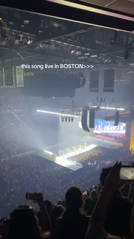 crowd did not disappoint @tate mcrae #revolvingdoor #boston  #tatemcrae #tdgarden #thatnightoutinboston 