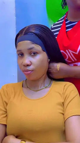 Mafunzo ya wale hawapendi uchafu wa gundi kwenye lace!! Karibuni sana tunapatikana Kariakoo Msimbazi A ukifika tu piga hii namba 📞0766300844 #fyp #hairstyle #wigtutorial #wiginstall #new 