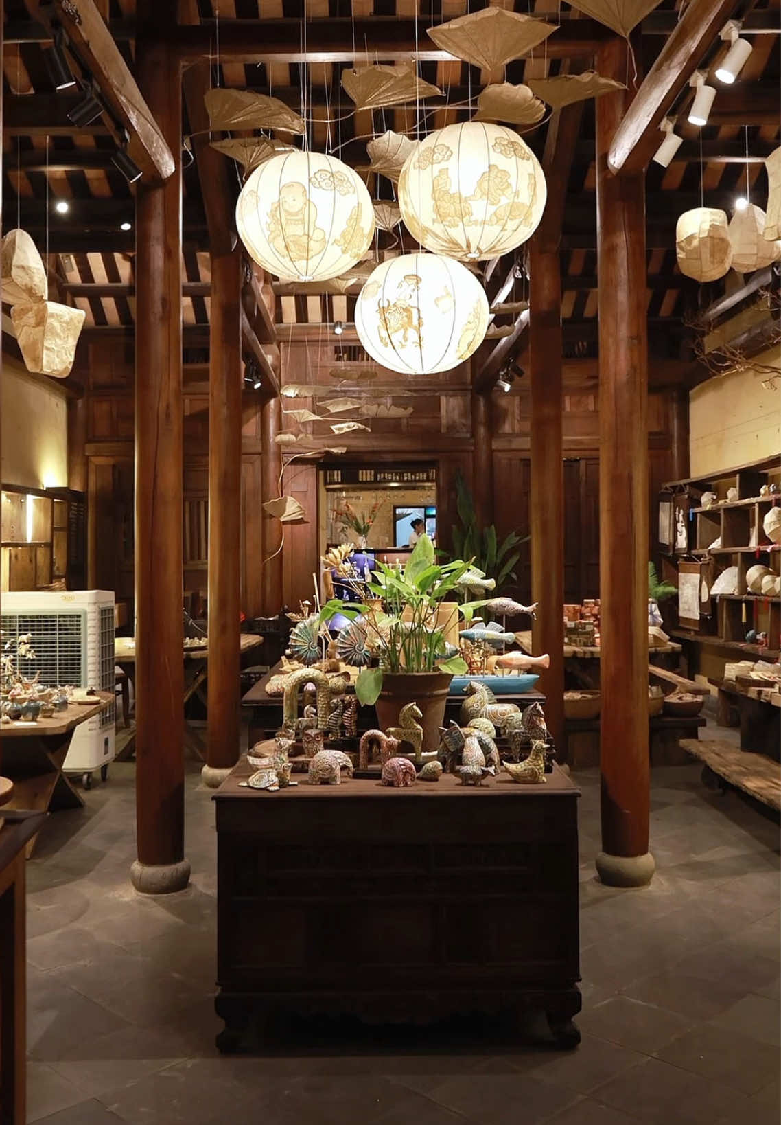 🏮Đèn lồng sáng, bàn ghế gỗ mộc. Không gian gần gũi khiến người ta muốn ở lại lâu hơn. Laque - bữa ăn nhẹ trên rooftop, nơi bạn chậm lại một chút để thấy lòng bình yên hơn.#laquerestaurant #hoiantrip #rooftop #coffee #lanternfestival #xuhuong #danang #checkinhoian #restaurant 