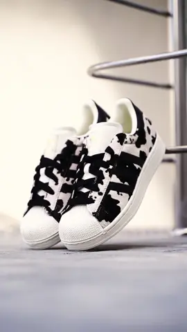 Adidas Superstar II Кроссовки adidas Superstar впервые появились на рынке в 70-х годах и с тех пор неизменно оставляют свой след в культуре. Эта пара — обновлённая версия легендарных баскетбольных кроссовок с новыми пропорциями и новым взглядом. Детали с анималистичным принтом и яркие цвета придают культовому стилю дерзкий характер, а характерный носок-ракушка и зазубренные три полоски сохраняют оригинальный стиль. Ждём Вас в SNEAKER BAR в Минске и Гродно🤍