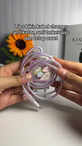 Udah ga jaman charger berantakan dimana-mana, kabelnya kotor terus gampang terkelupas lagi. Beli di keranjang kuningku yaaa #fyp #xybca #trending #pelindungkabel #pelindungcharger #murahbanget #gajiansale 