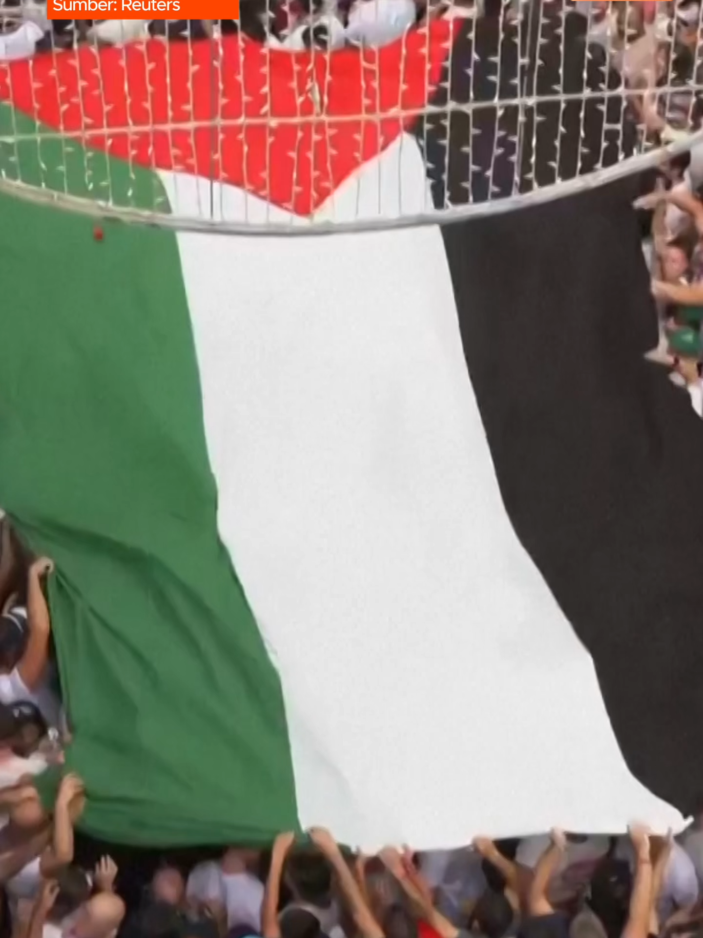 Bendera besar Palestin dikibarkan oleh sekumpulan peserta pesta 'perang tomato' Sepanyol sebagai tanda solidariti dan gesaan supaya serangan ke atas Gaza dihentikan pada Rabu ketika puluhan ribu pengunjung membanjiri jalan-jalan di bandar kecil Buñol. Festival tahunan 'Tomatina' ini dipercayai bermula secara spontan pada tahun 1945 apabila berlaku pergaduhan antara penduduk kampung. Ia pernah diharamkan pada era pemerintahan diktator Jeneral Francisco Franco pada tahun 1950-an, namun kembali popular pada era 1980-an dan kini menarik ribuan pelawat dari dalam dan luar negara setiap tahun. #AWANInews
