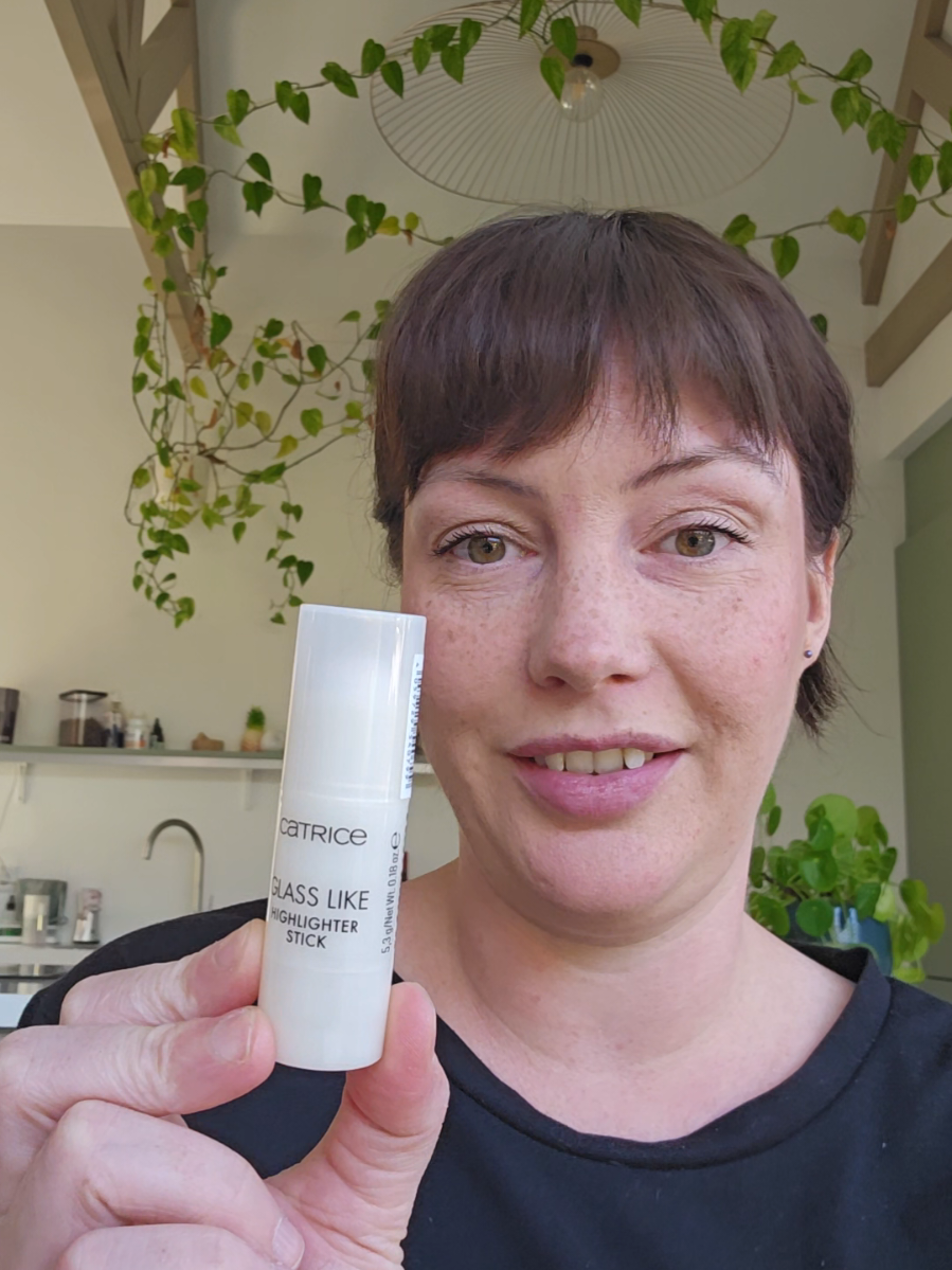 De nieuwe glass like highlighterstick van @Catrice Cosmetics  #beauty #makeup #catrice #highlighter 