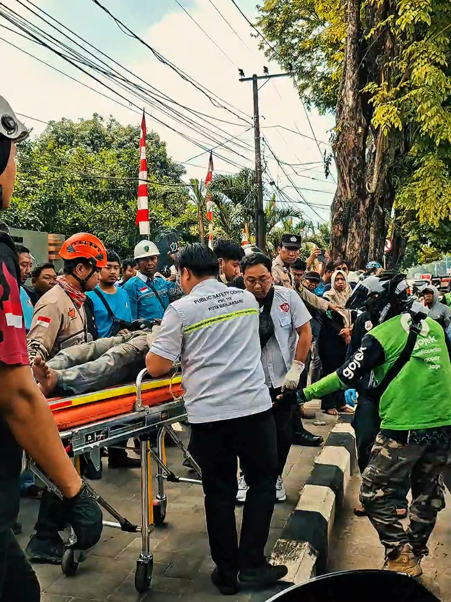 Personil Polres Banjarbaru dan Polsek Banjarbaru Utara mengamankan lokasi terjadinya laka kerja yang mengakibatkan seorang pekerja kesetrum saat akan memasang banner di sebuah baliho yang berada di pertigaan Gotong Royong Jl.Panglima Batur Kel.Mentaos,selanjutnya tim Inafis Polres Banjarbaru melakukan pemeriksaan disekitar lokasi.Rabu (27/8). Korban berhasil diselamatkan dan diturunkan dari baleho oleh tim gabungan PLN,PMI,Damkar dan emergency,untuk korban mengalami luka bakar di beberapa bagian tubuh dan dibawa ke RS Idaman Banjarbaru untuk dilakukan perawatan lebih lanjut.Selanjutnya tim Inafis Polres Banjarbaru melakukan pemeriksaan dan amankan disekitar lokasi. #polresbanjarbaru #polsekbjbutara 