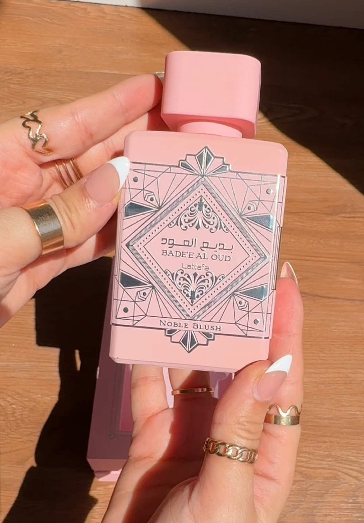 الطلب والاستفسار راسلونا خاص 🇮🇶 - عطر بديع العود بلاش الوردي من لطافة 🥛🌸 - عطر زهري  - جورماند للنساء . - إفتتاحية العطر Rose Milk; قلب العطر حلوي المارينغ و اللوز; قاعدة العطر تتكون من الفانيليا, المسك و خشب الصندل. - مثل ما وصفت العطر بالفديو عطر حليبي وقوي ولاذع كنسائي يشبه اكثر النساء الناضجات العمليات صاحبات الاعمال والمسؤوليه  - ادائه ممتاز ثبات وفوحان ممتاز ادائه يناسب الصيف ويتحمل الحراره بس ريحته قويه تناسب الشتاء اكثر  - حجمه 100 مل  - الاصلي  - سعر القطعة 26 الف  #عطر #عطورات #لطافة #بديع_العود 