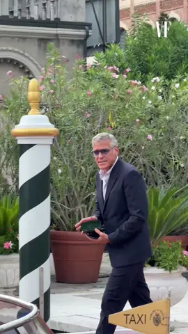 George Clooney a révisé son italien avant le début de la Mostra de Venise. L’acteur est présent pour présenter le film « Jay Kelly » de Noah Baumbach. #georgeclooney #venicefilmfestival #venezia82 #mostradevenise2025 