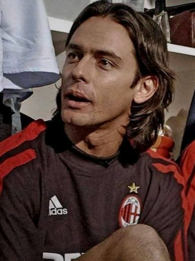 Dia bukan yang paling indah. Dia bukan yang paling kuat. Tapi dari naluri sederhana, lahirlah legenda. Filippo Inzaghi… sang penyerang yang bikin garis offside jadi abadi. ⚽🔥 #FilippoInzaghi #SuperPippo #ACMilan #SerieA #SepakBola        