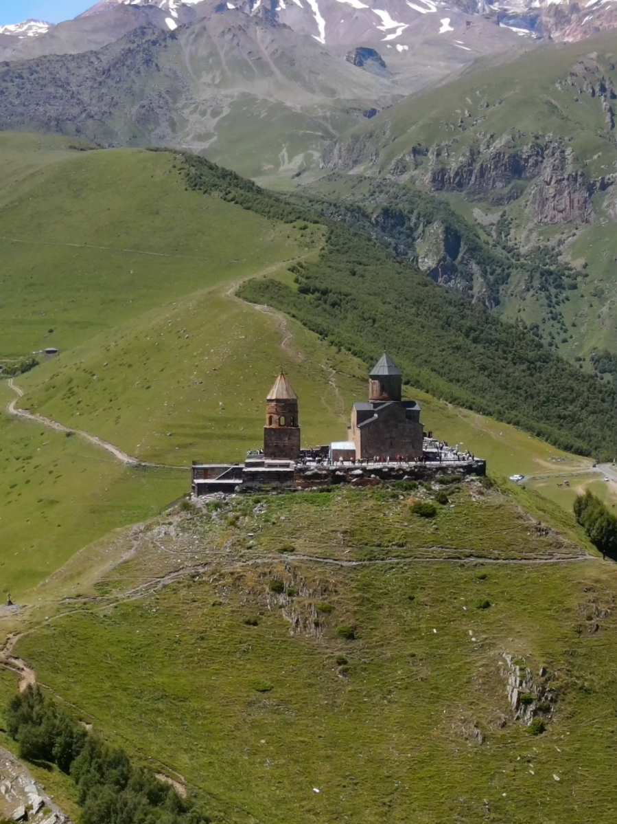 Ovo je GERGETI TRINITY CHURCH u Gruziji – Crkva svetog Trojstva izgrađena je u 14. stoljeću i nalazi se podno planine Kazbek na visini od 2170m 😉 Zbog svog izoliranog položaja, Gergeti Trinity Church je tijekom perzijskih i otomanskih invazija služila kao “tajni sef” za crkvene relikvije. U njoj je skrivana čak i sveta relikvija Svete Nino – jedne od najvažnijih svetica u Gruziji.  #georgia #putoholicari 