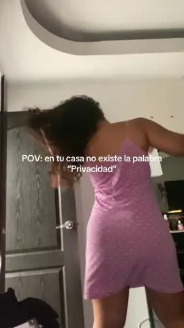 CONTEXTO: LE ESTAN ABRIENDO CON UNAS TIJERAS EL HUECO A UNA CORREA PRESTADA Y DESPUÉS LLEGA MÁS GENTE A HABLAR AL CUARTO  #privacidad #familia 