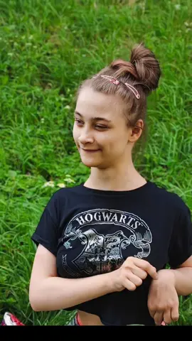 А ви знаєте, що під час реабілітації іноді буває справжнє «бьюті-шоу»? 💄✨ ⠀ Подивіться, як Саша практикувала макіяж на ерготерапії. Було і кумедно, і зворушливо, а головне — дуже цікаво для неї самої. ⠀ Саші 15. Вона родом із Луганська, зараз живе з родиною на Дніпропетровщині. Любить школу, друзів і солодощі, мріє бути самостійною й відкривати світ. Через ДЦП Саші складно рухатися без підтримки, а сильна спастичність ускладнює навіть прості речі. ⠀ І саме такі вправи — де гра перетворюється на навчання, а сміх на терапію — допомагають їй відчувати більше впевненості, радості й натхнення мріяти. ⠀ Тішимось успіхами Саші 💙 І дякуємо вам за постійну підтримку дітей з інвалідністю, які постраждали від війни. ⠀ ❤️ Долучитися до допомоги дітям з інвалідністю можна: 🔗 https://everybodycan.com.ua/dopomogti-zaraz 💳 Банка MONO: https://send.monobank.ua/jar/7iLZ45AfF5 📧 PayPal: everybodycan.ua@gmail.com ⠀ #КоженМоже #ДопомогаДітям #ДітиЗДЦП #CerebralPalsyKids #Реабілітація