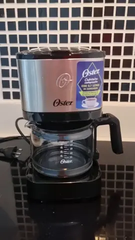 Cafeteira preta e inox da Oster. Além de super prática é linda e decora a cozinha com seu design moderno e minimalista. #DifferentThings #Cozinha #café #cafeteira #decoração 