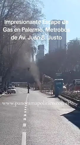 Impresionante Escape de Gas en Palermo. Por obras de repavimentación del Metrobus Juan. B. Justo.
