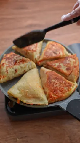 كريب المطاعم الاصلي المالح من غير بيض ولا حليب اقتصادي جدا كله ف الخلاط ❤️  للكريب: ٣ كوب ماء ممكن نزود ربع لنصف كوب كمان  علشان يجري ف الخلاط ٣ كوب دقيق معلقه صغيره ملح معلقه كبيره سكر لتتبيله ستربس الدجاج: كوبين حليب + معلقتين خل( بدل الخليب والخل كوبين لبن رايب لو متوفر) معلقه كبيره ثوم بودر نصف معلقه بودره الجنزبيل معلقه كبيره كسبره معلقه صغيره بابريكا معلقه صغيره بهارات الدجاج ( اختياري) ملح -فلفل اسود بننقع الفرخ في التتبيله دي وبعد كده نحطها في الدقيق ونرجع نحطها في مية ونرجع نحطها في الدقيق و على مصفى كده ننخل الفرخ بالدقيق علشان تعمل لنا شكل الستربس من بره من بره ونحمرها في زيت غزير للحشو ممكن نحشي باي حاجه انا حشيت كريسبي دجاج و مودزريلا- بطاطس محمره#nadiaelsayed #ناديه_السيد #كريب #crepe #كريب_المطاعم 