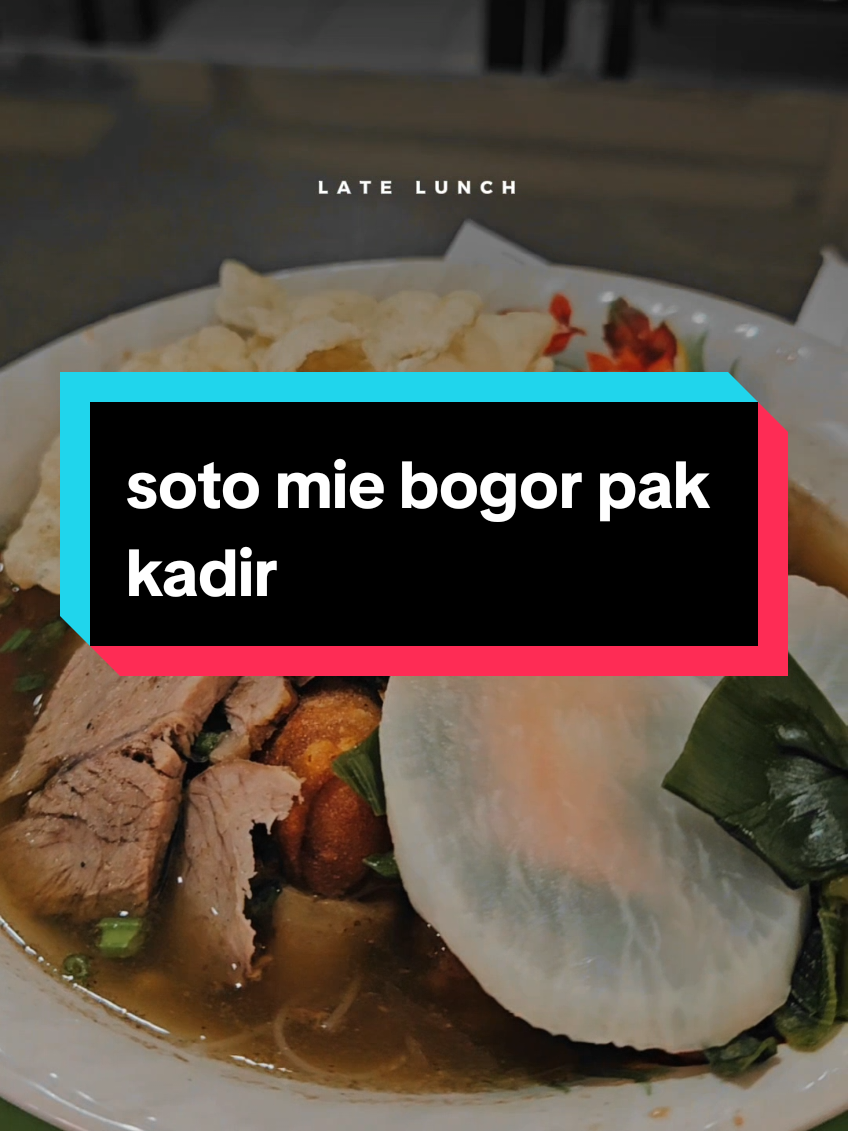 call it a comfort food! tempatnya boleh nyempil, tapi soal cita rasa menurutku soto mie bogor ini lebih enak daripada yang di bogor asli, boleh diadu.  #kulinerbandung #sotomiebogor #sotomiebogorpakkadir 