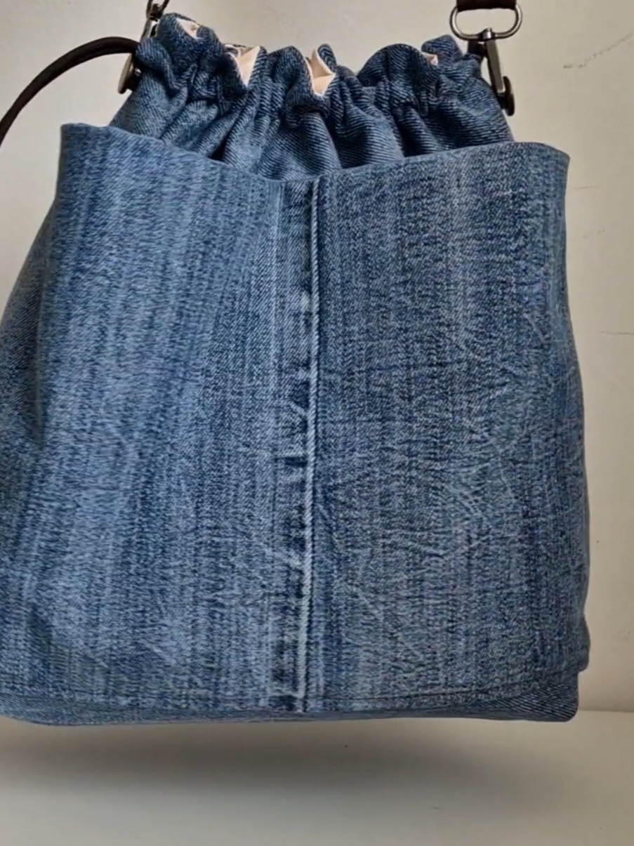 #jeans #DIYbag #upcycling #sewingDIY #denim 