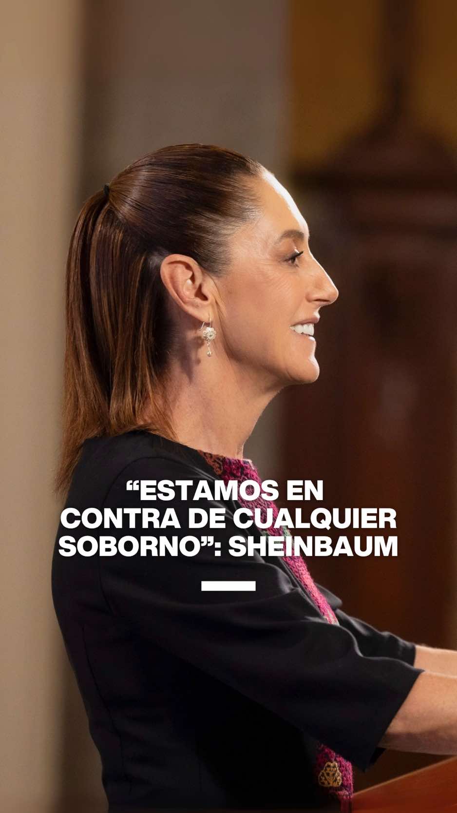 “Estamos en contra de cualquier soborno”: Sheinbaum La presidenta Claudia Sheinbaum reiteró esta mañana que siempre estará en contra de cualquier soborno o corrupción que tenga que ver con el tema de seguridad. Esto en referencia a que Ismael “El Mayo” Zambada declaró que por más de cuatro décadas sobornó a policías y políticos del país. #mañaneradelpueblo #presidentasheinbaum #corrupcion