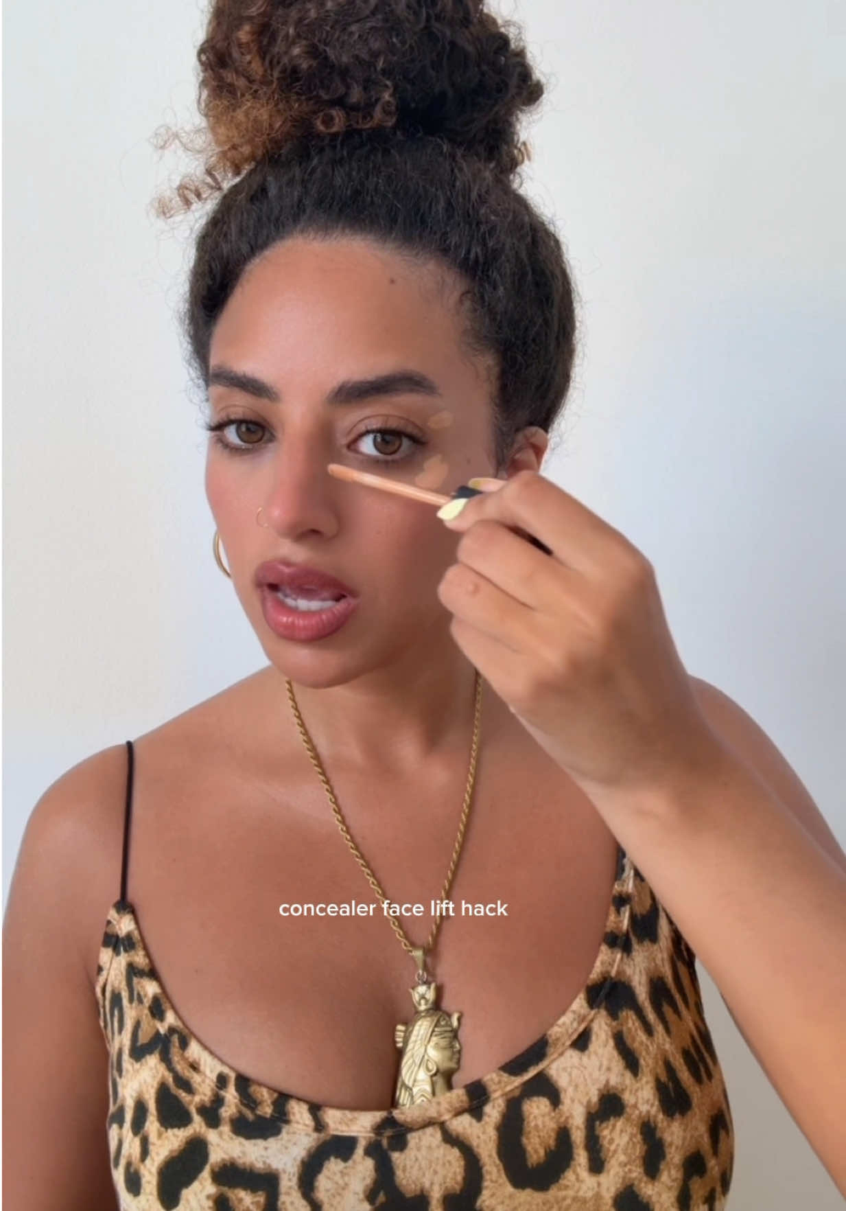 efecto face lift solo con corrector😳 #makeup #ugc #ugccreator #ugcespaña #barcelona 