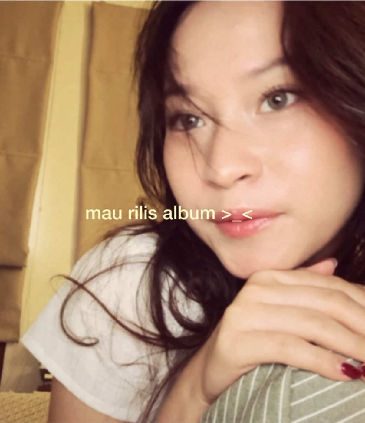 terlebih dari yang ku sampaikan, hal paling sederhana yang baru ku sadari sekarang dan jalani saat ini adalah menikmati waktu dan perjalanannya. segala perasaan yang perlahan ku terima, sedih yang memuncak lalu dilegakan dengan tangis. tawa yang akan berhenti dan berlanjut lagi. hati yang merindukan damai meski ia tidak kemana-mana selain tepat berada didepan mata. hal-hal, esensi untuk menikmati segalanya sisinya, adalah apa yang ingin disampaikan pada akhirnya. untuk kian merasakan dan menelaah, menyimpan lalu menyampaikan. sejatinya adalah pesan-pesan antara diri ku dan dirinya, kepada dirimu dan berujung kepada ku. Album — SEPTEMBER, 2025.